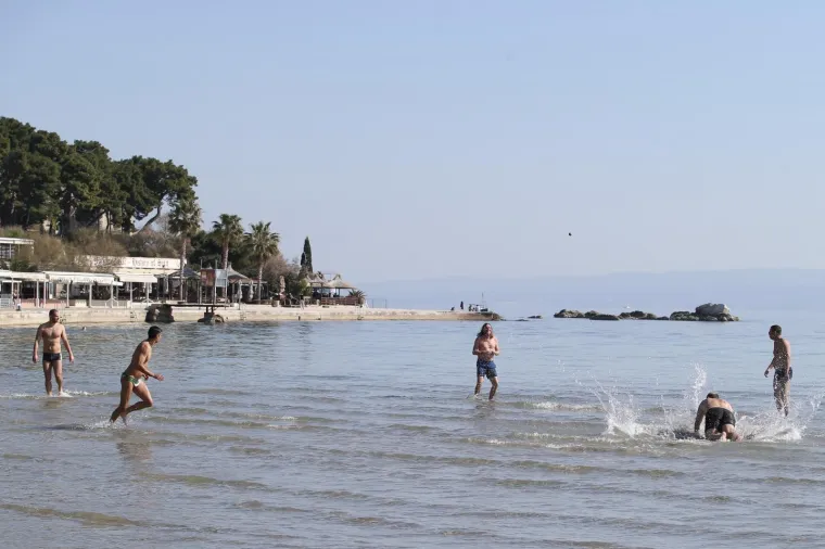 Splićane koronavirus ni najmanje ne brine: 'Okupirali' Bačvice, sunčaju se, igraju, kupaju...