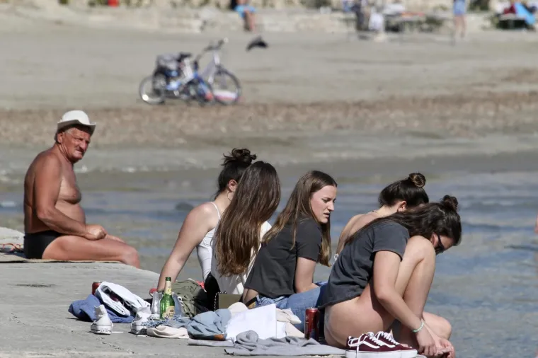 Splićane koronavirus ni najmanje ne brine: 'Okupirali' Bačvice, sunčaju se, igraju, kupaju...