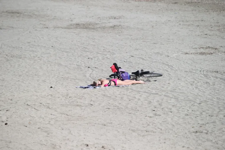 Splićane koronavirus ni najmanje ne brine: 'Okupirali' Bačvice, sunčaju se, igraju, kupaju...