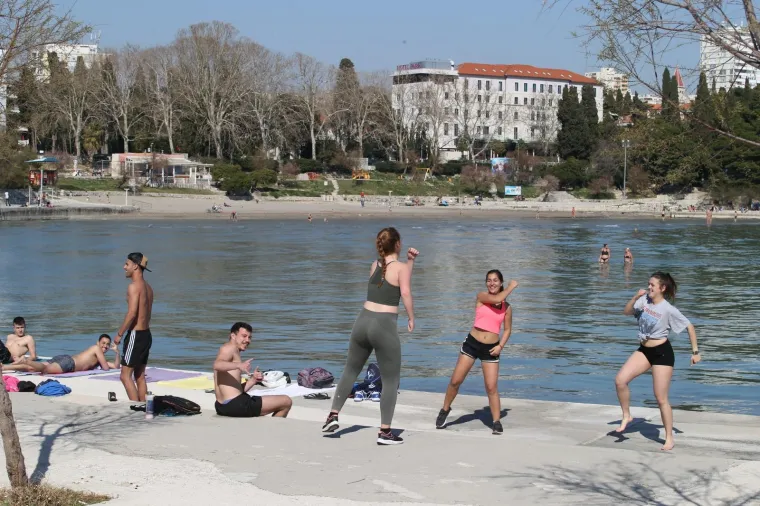 Splićane koronavirus ni najmanje ne brine: 'Okupirali' Bačvice, sunčaju se, igraju, kupaju...