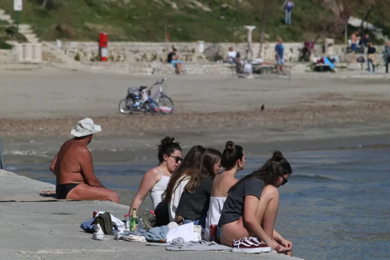 Splićane koronavirus ni najmanje ne brine: 'Okupirali' Bačvice, sunčaju se, igraju, kupaju...