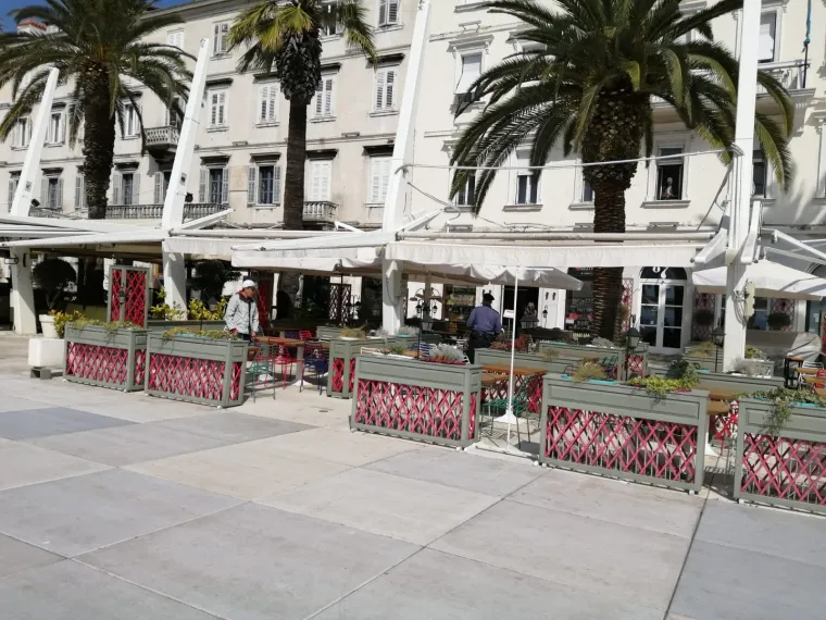 Vi&scaron;e nema &scaron;ale! Pogledajte kako je policija ekspresno 'očistila' splitsku rivu