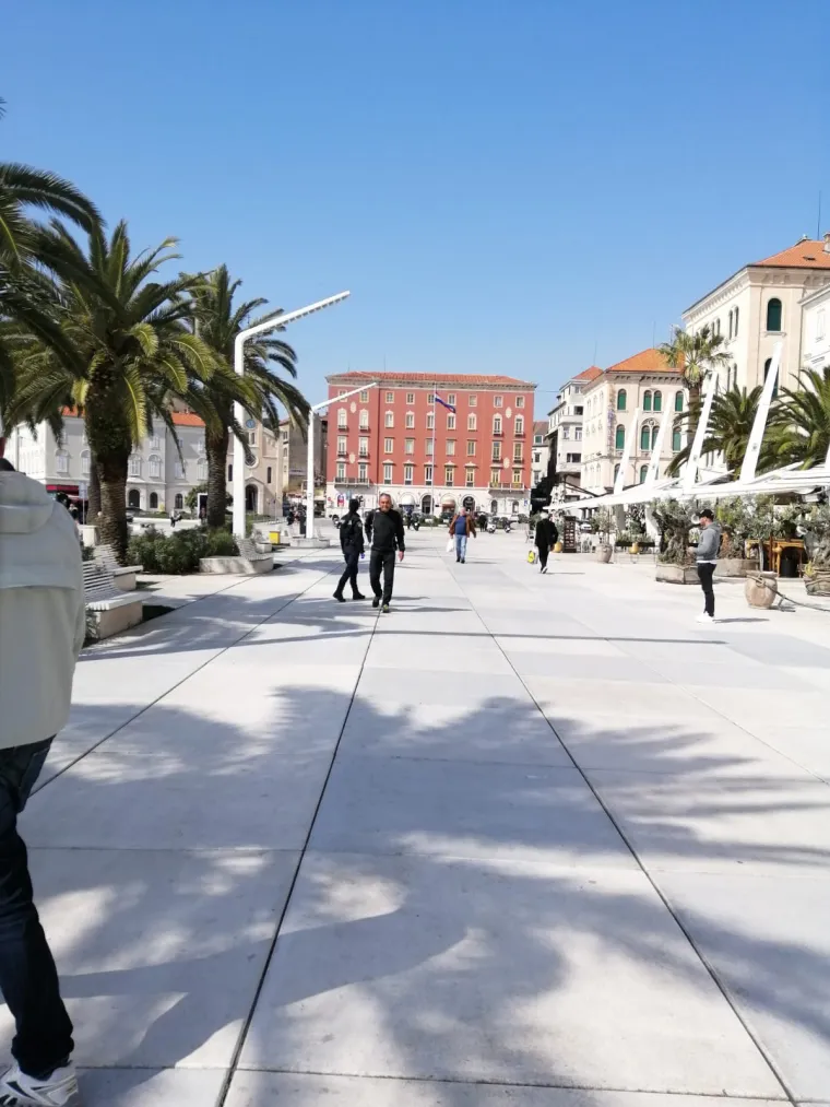 Vi&scaron;e nema &scaron;ale! Pogledajte kako je policija ekspresno 'očistila' splitsku rivu