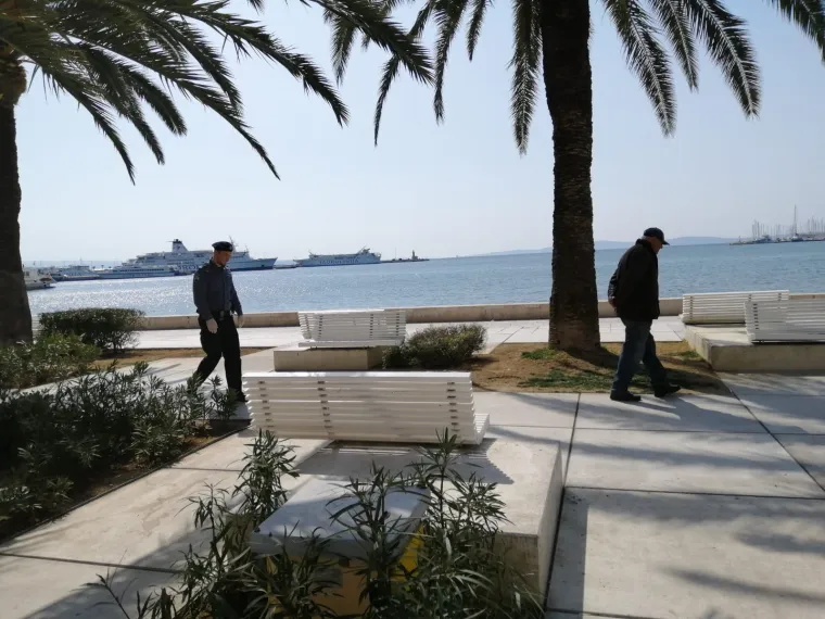 Vi&scaron;e nema &scaron;ale! Pogledajte kako je policija ekspresno 'očistila' splitsku rivu