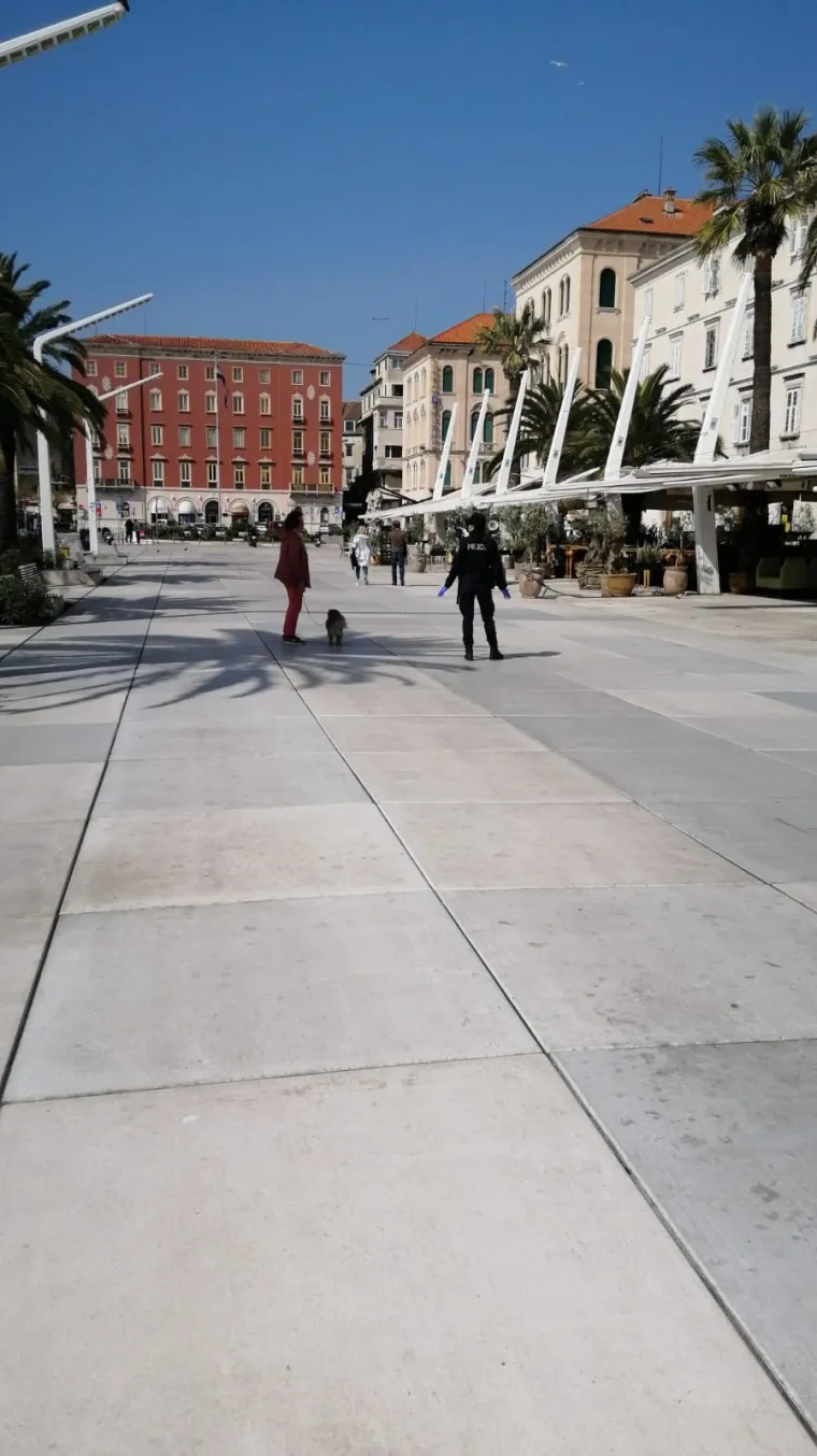 Vi&scaron;e nema &scaron;ale! Pogledajte kako je policija ekspresno 'očistila' splitsku rivu