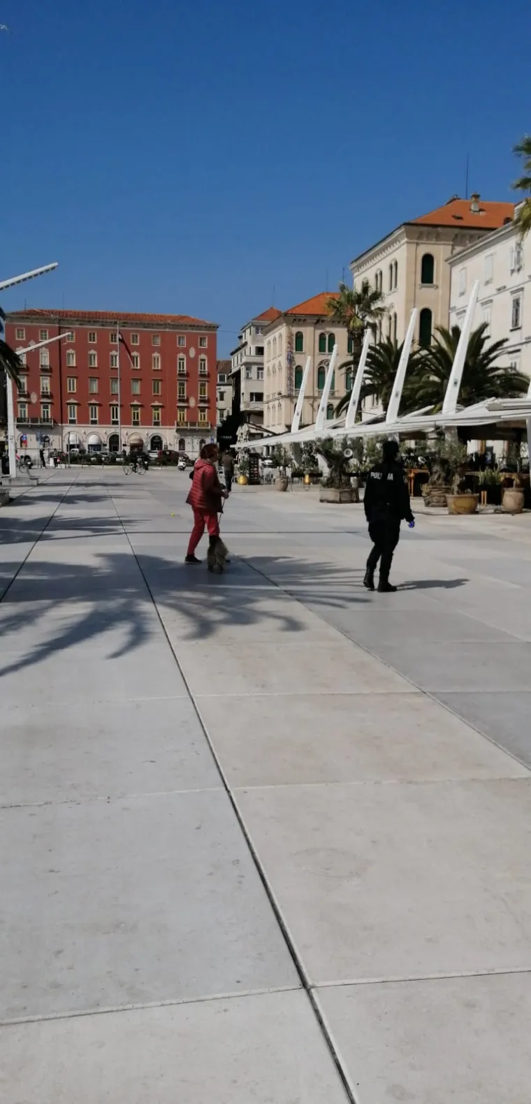 Vi&scaron;e nema &scaron;ale! Pogledajte kako je policija ekspresno 'očistila' splitsku rivu