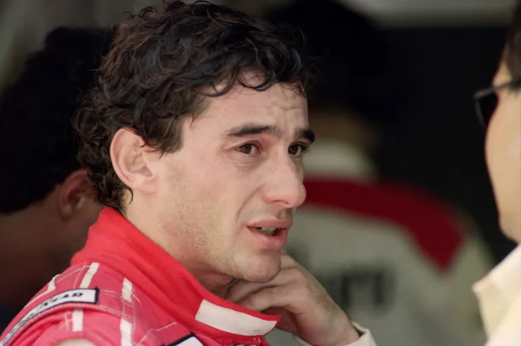 U crnom vikendu u kojem je njegov sunarodnjak Rubens Barrichello teško ozlijeđen, a momčadski kolega Roland Ratzenberger poginuo, u teškoj nesreći pogiba u 34. godini i veliki brazilski prvak.