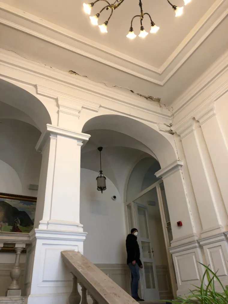 Zagreb je jutros u 6:24 sati uzdramo jak potres magnitude 5.3, a epicentar mu je bio sedam kilometara od grada, kod Ka&scaron;ine