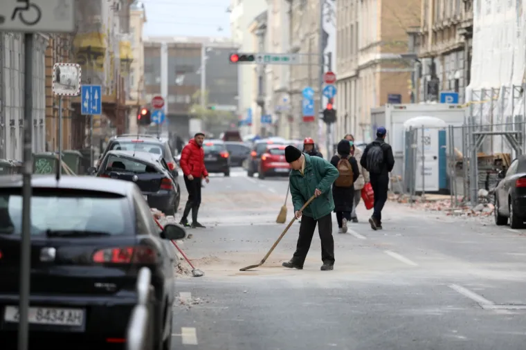 U Zagrebu o&scaron;tećeno na desetke zgrada i automobila: Grad izgleda kao iz filma katastrofe