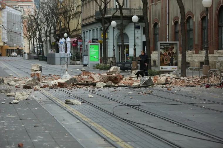 U Zagrebu o&scaron;tećeno na desetke zgrada i automobila: Grad izgleda kao iz filma katastrofe