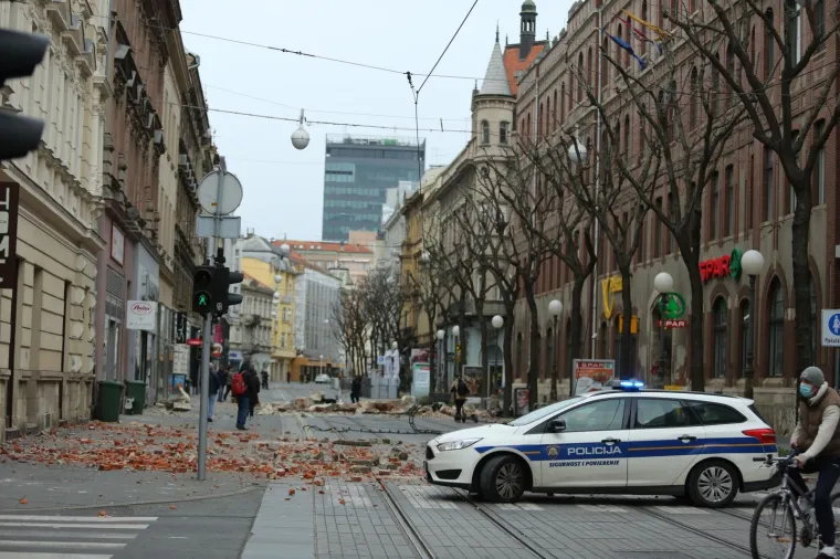 U Zagrebu o&scaron;tećeno na desetke zgrada i automobila: Grad izgleda kao iz filma katastrofe