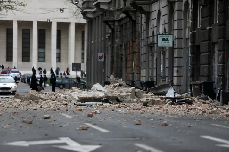U Zagrebu o&scaron;tećeno na desetke zgrada i automobila: Grad izgleda kao iz filma katastrofe