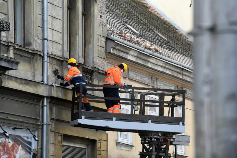 U Zagrebu o&scaron;tećeno na desetke zgrada i automobila: Grad izgleda kao iz filma katastrofe