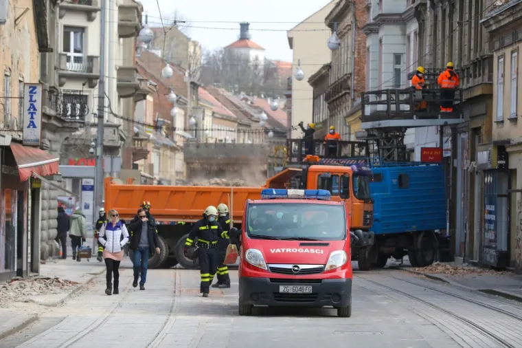 U Zagrebu o&scaron;tećeno na desetke zgrada i automobila: Grad izgleda kao iz filma katastrofe