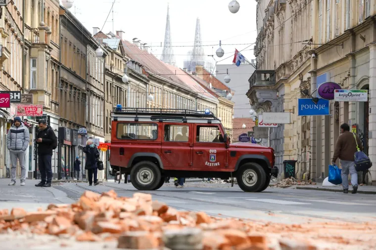 U Zagrebu o&scaron;tećeno na desetke zgrada i automobila: Grad izgleda kao iz filma katastrofe