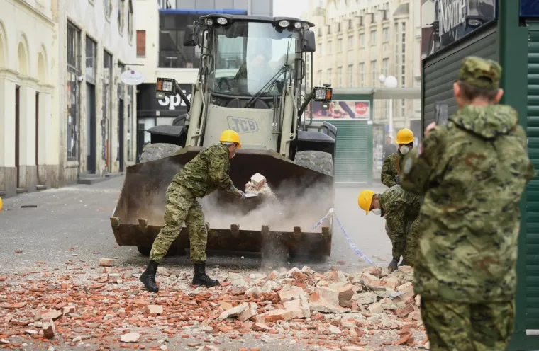 U Zagrebu o&scaron;tećeno na desetke zgrada i automobila: Grad izgleda kao iz filma katastrofe