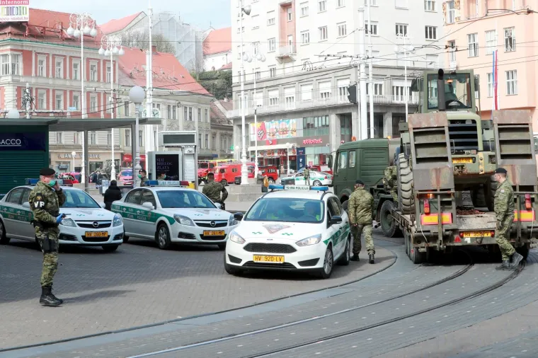 U Zagrebu o&scaron;tećeno na desetke zgrada i automobila: Grad izgleda kao iz filma katastrofe