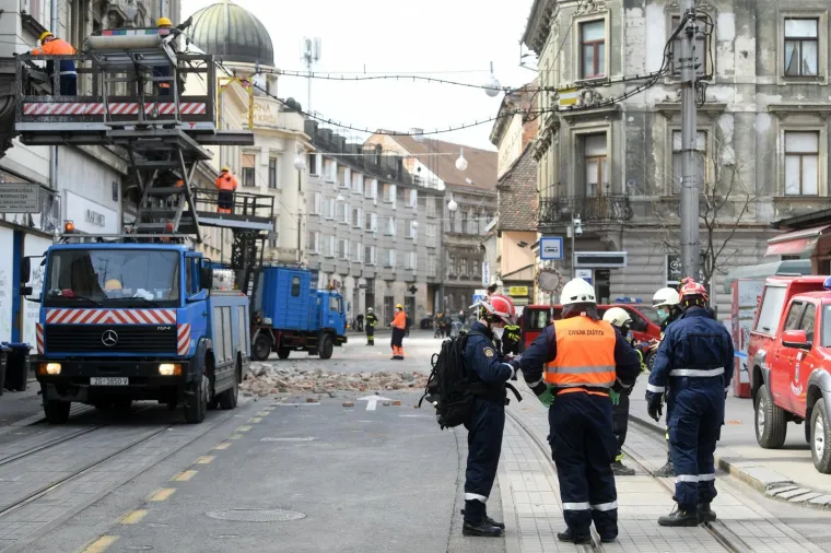 U Zagrebu o&scaron;tećeno na desetke zgrada i automobila: Grad izgleda kao iz filma katastrofe