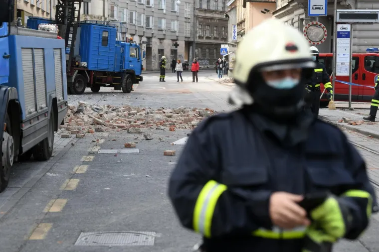 U Zagrebu o&scaron;tećeno na desetke zgrada i automobila: Grad izgleda kao iz filma katastrofe