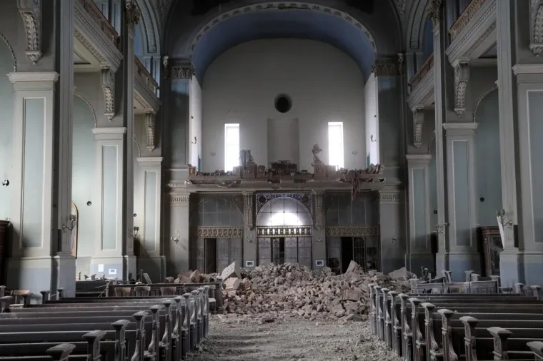U Zagrebu o&scaron;tećeno na desetke zgrada i automobila: Grad izgleda kao iz filma katastrofe