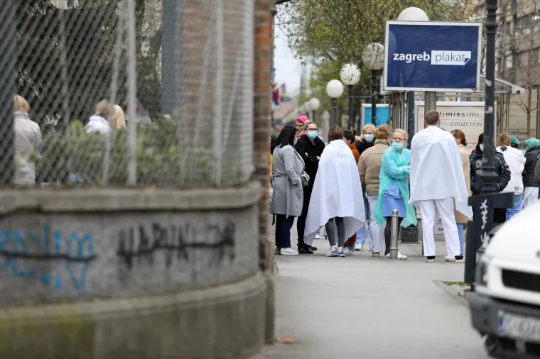 U zagrebačkim bolnicama popucali zidovi, uru&scaron;ili se stropovi: Prestra&scaron;ene mame s bebama iz Petrove stoje vani na hladnoći