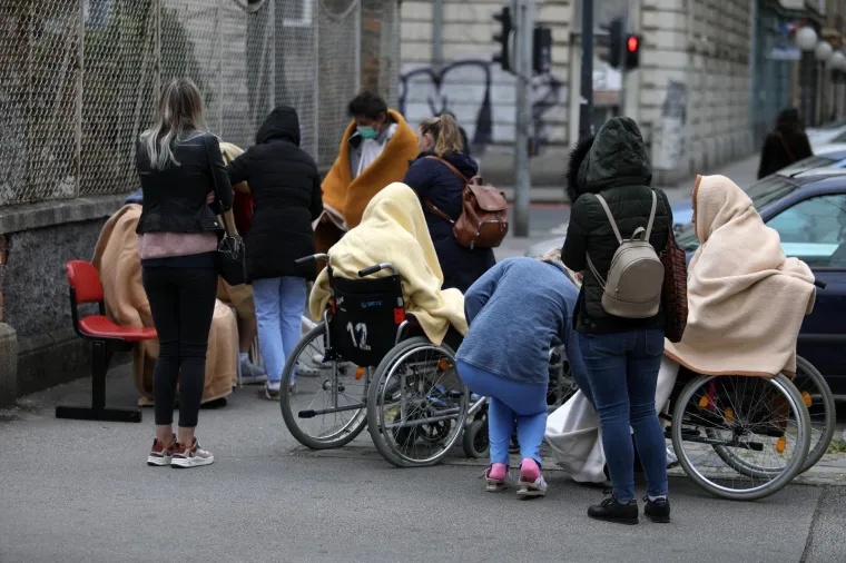 U zagrebačkim bolnicama popucali zidovi, uru&scaron;ili se stropovi: Prestra&scaron;ene mame s bebama iz Petrove stoje vani na hladnoći