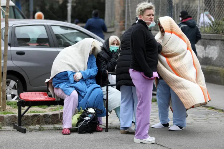 U zagrebačkim bolnicama popucali zidovi, uru&scaron;ili se stropovi: Prestra&scaron;ene mame s bebama iz Petrove stoje vani na hladnoći