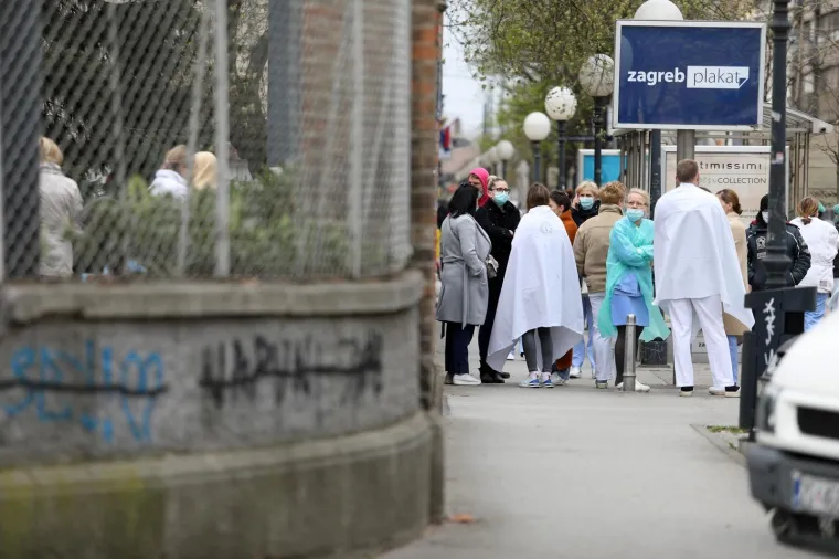 U zagrebačkim bolnicama popucali zidovi, uru&scaron;ili se stropovi: Prestra&scaron;ene mame s bebama iz Petrove stoje vani na hladnoći