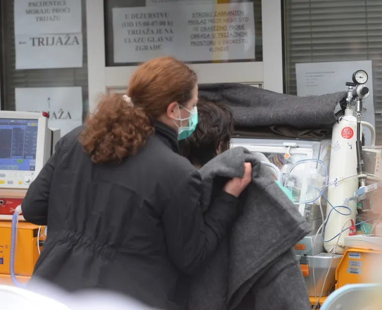 U zagrebačkim bolnicama popucali zidovi, uru&scaron;ili se stropovi: Prestra&scaron;ene mame s bebama iz Petrove stoje vani na hladnoći