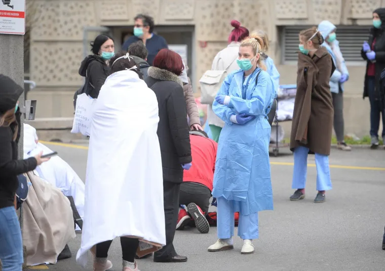 U zagrebačkim bolnicama popucali zidovi, uru&scaron;ili se stropovi: Prestra&scaron;ene mame s bebama iz Petrove stoje vani na hladnoći