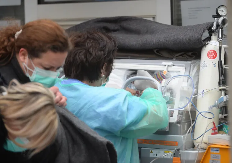 U zagrebačkim bolnicama popucali zidovi, uru&scaron;ili se stropovi: Prestra&scaron;ene mame s bebama iz Petrove stoje vani na hladnoći