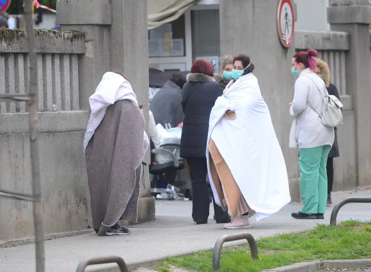 U zagrebačkim bolnicama popucali zidovi, uru&scaron;ili se stropovi: Prestra&scaron;ene mame s bebama iz Petrove stoje vani na hladnoći