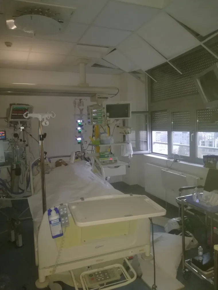 U zagrebačkim bolnicama popucali zidovi, uru&scaron;ili se stropovi: Prestra&scaron;ene mame s bebama iz Petrove stoje vani na hladnoći