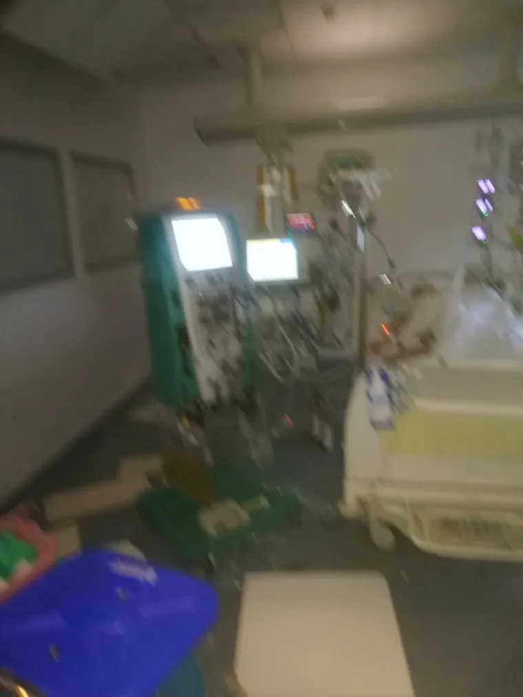 U zagrebačkim bolnicama popucali zidovi, uru&scaron;ili se stropovi: Prestra&scaron;ene mame s bebama iz Petrove stoje vani na hladnoći