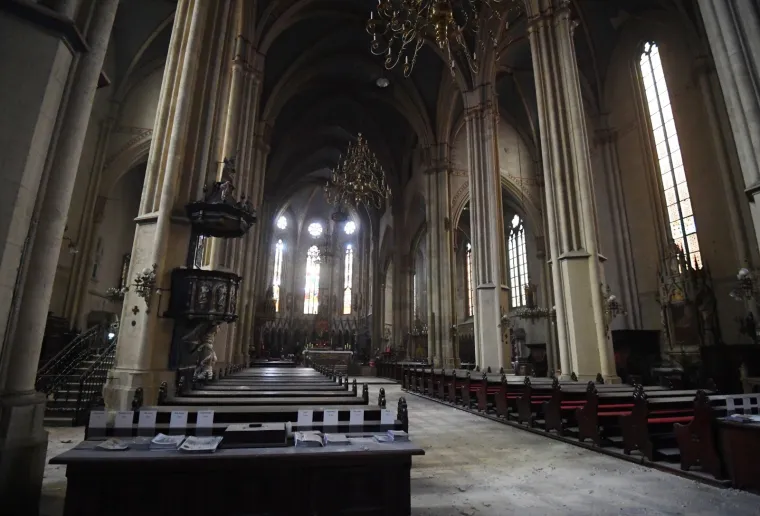 22.03.2020., Zagreb - Potres ostetio Zagrebacku katedralu. Fotografije unutasnjosti. Photo: Marko Lukunic/PIXSELL