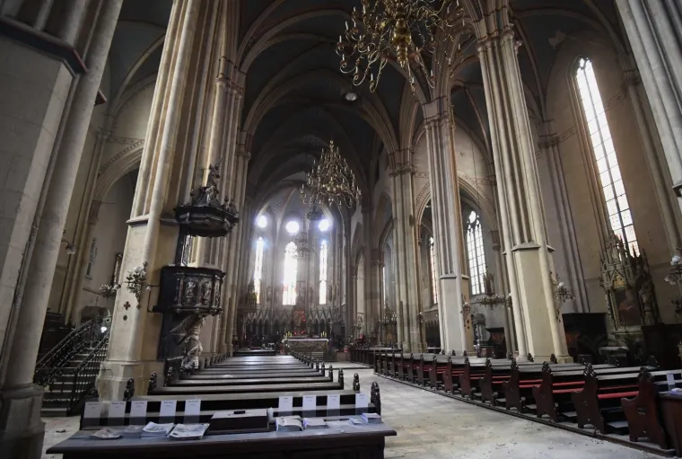 22.03.2020., Zagreb - Potres ostetio Zagrebacku katedralu. Fotografije unutasnjosti. Photo: Marko Lukunic/PIXSELL
