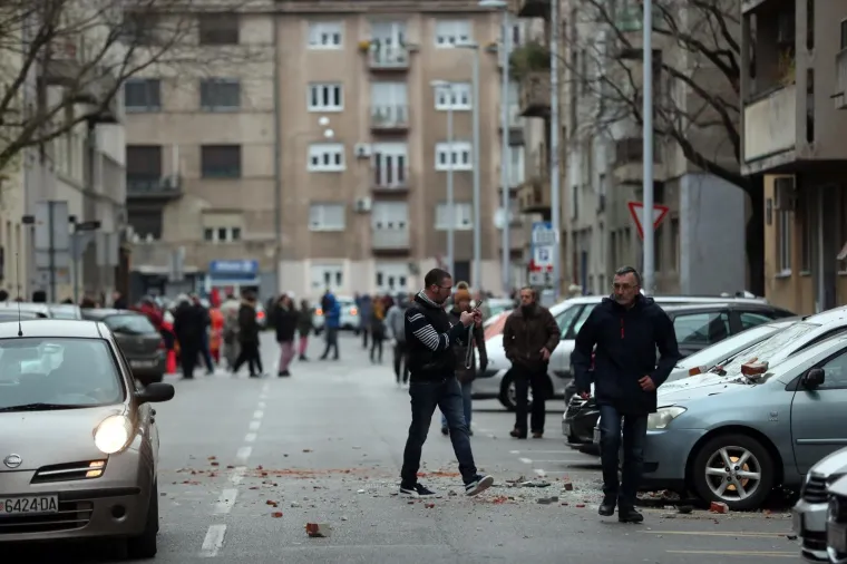 22.03.2020.Zagreb - Stanovnike grada rano jutros probudio je potres nakon kojeg su gradjani izasli iz svojih zgrada. Ostecena su vozila od fasada 
Photo: Slavko Midzor/PIXSELL