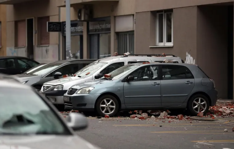 22.03.2020.Zagreb - Stanovnike grada rano jutros probudio je potres nakon kojeg su gradjani izasli iz svojih zgrada. Ostecena su vozila od fasada 
Photo: Slavko Midzor/PIXSELL