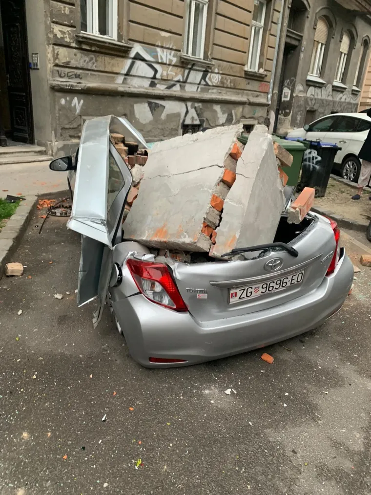 POGLEDAJTE POSLJEDICE POTRESA U ZAGREBU: Pokidane tramvajske žice u Juri&scaron;ićevoj, odlomio se vrh Katedrale, cigle po ulicama...