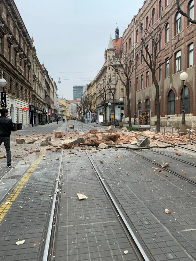 POGLEDAJTE POSLJEDICE POTRESA U ZAGREBU: Pokidane tramvajske žice u Juri&scaron;ićevoj, odlomio se vrh Katedrale, cigle po ulicama...