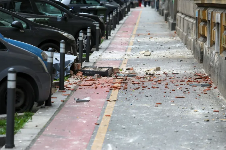22.03.2020., Zagreb - Stanovnike Zagreba rano jutros probudio je potres magnitude 5,3 po Richteru nakon kojeg su gradjani izasli iz svojih zgrada Photo: Borna Filic/PIXSELL