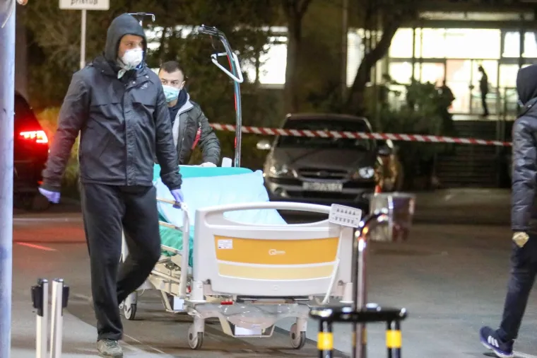 Samo jedna poruka bila je dovoljna da vi&scaron;e stotine Boysa u kratkom roku, svega od nekih 45 minuta, dođe na Jordanovac, i pomogne u evakuaciji jednog kata zgrade bolnice za plućne bolesti. Dio ljudi ostao je pred ulaznim vratima u dvori&scaron;te bolnice, jer im je rečeno da već ima previ&scaron;e onih koji su unutra i trenutno pomažu. Nevjerojatna je i zavidna organizacija Boysa i ostalih navijačkih grupa u ovim te&scaron;kim vremenima za čitavu Hrvatsku, u kojima se uz pandemiju koronavirusa, umije&scaron;ala i priroda.