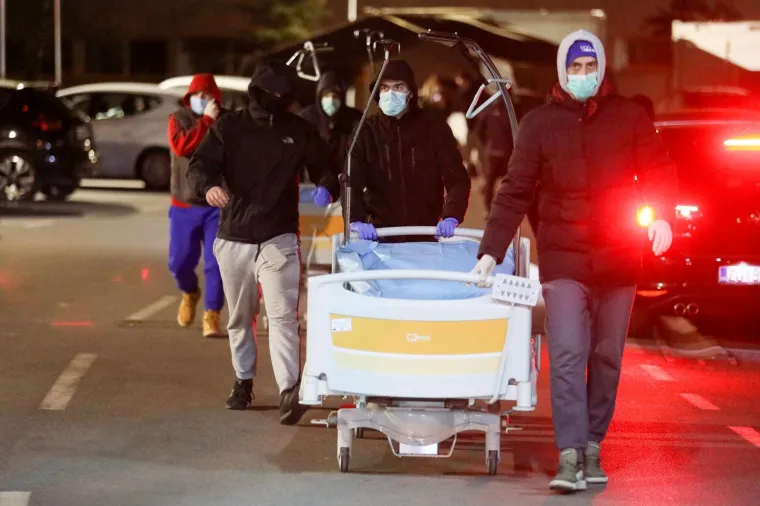 [FOTO] SAMO JEDNA PORUKA BILA JE DOVOLJNA DA GRAD PROTEKLE NOĆI MIRNIJE SPAVA: Zagrebe, oni su tvoj &scaron;tit, uvijek prvi kad treba