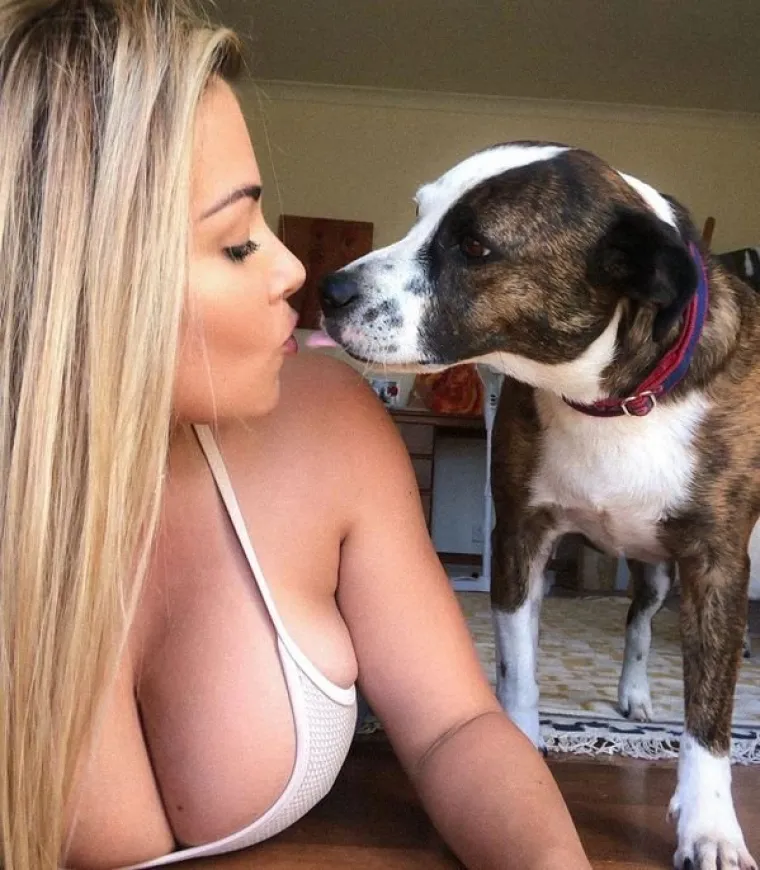 ISKORI&Scaron;TAVAJU PSE ZA LAJKOVE: Sasvim nepotrebno jer i obline koje pr&scaron;te na sve strane jamče sasvim dovoljno pregleda