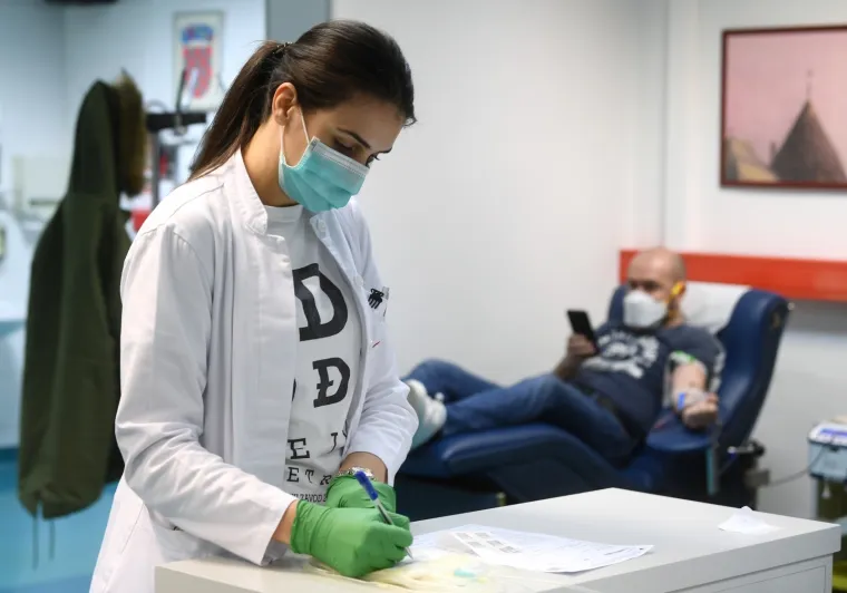 Veliki broj građana odazvao se pozivu za dobrovoljno davanje krvi u prostorijama Hrvatskog zavoda za transfuzijsku medicinu u Petrovoj. 
Photo: Marko Lukunic/PIXSELL