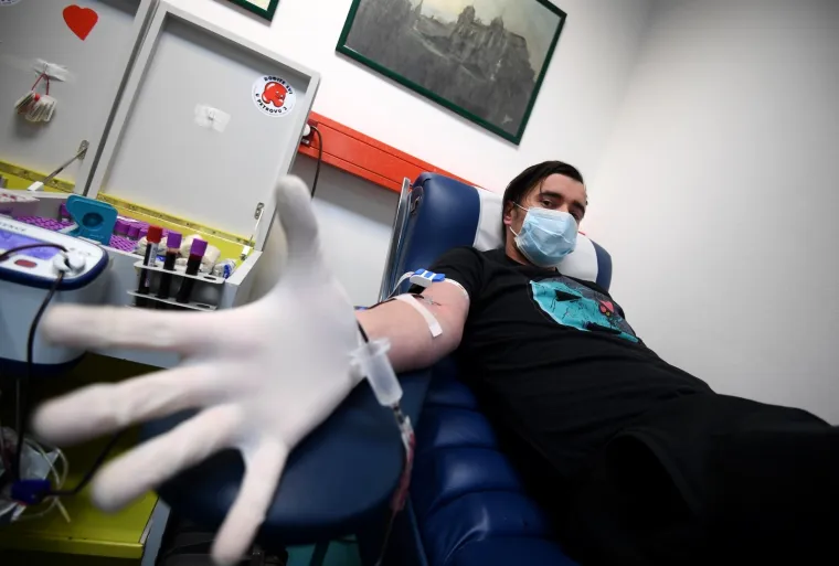 24.03.2020., Zagreb - Veliki broj gradjana odazvao se pozivu za dobrovoljno davanje krvi u prostorijama Hrvatskog zavoda za transfuzijsku medicinu u Petrovoj. Photo: Marko Lukunic/PIXSELL