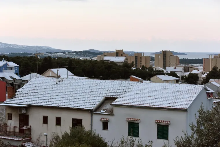 24.03.2020., Sibenik - Snijeg u Sibeniku zabijelio krovove kuca i automobile.
Photo: Hrvoje Jelavic/PIXSELL
