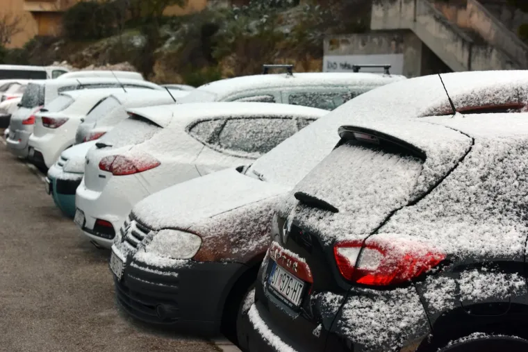 24.03.2020., Sibenik - Snijeg u Sibeniku zabijelio krovove kuca i automobile.
Photo: Hrvoje Jelavic/PIXSELL