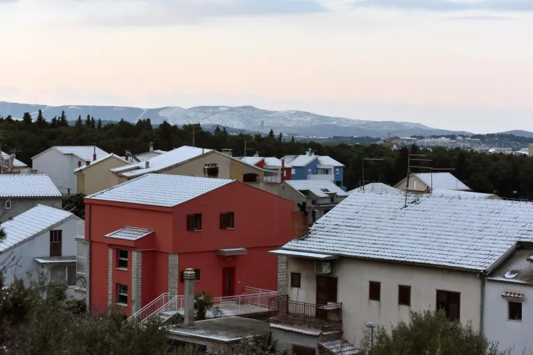 24.03.2020., Sibenik - Snijeg u Sibeniku zabijelio krovove kuca i automobile.
Photo: Hrvoje Jelavic/PIXSELL
