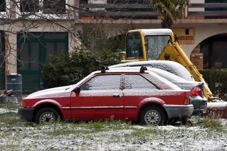 24.03.2020., Sibenik - Snijeg u Sibeniku zabijelio krovove kuca i automobile.
Photo: Hrvoje Jelavic/PIXSELL